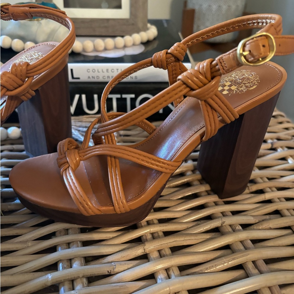 NEVER WORN Vince Camuto Fabbie platform sandal